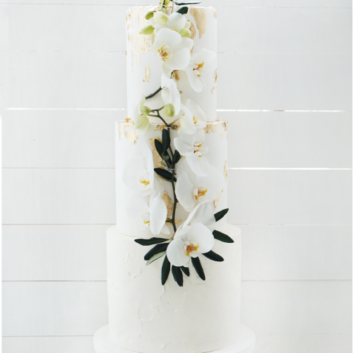 Білий торт з орхідеями