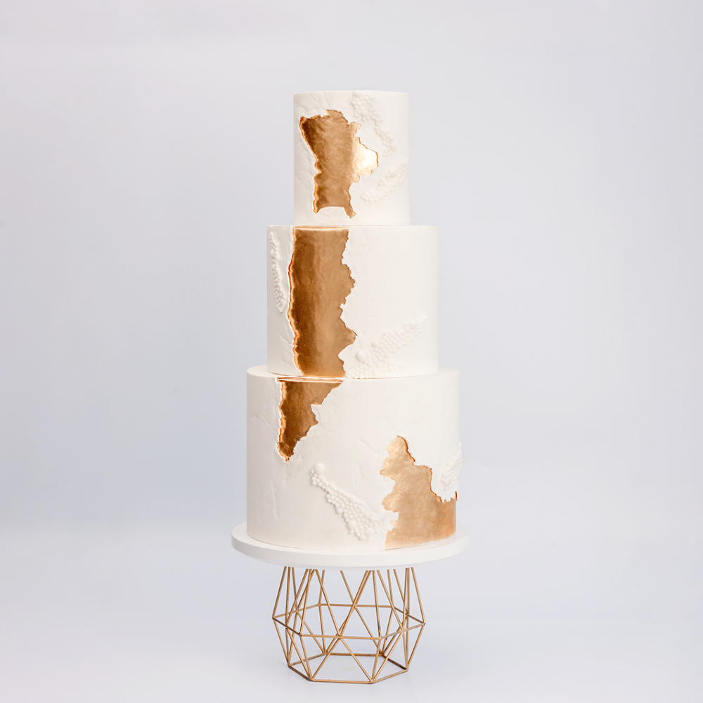 Білий торт із золотим декором
