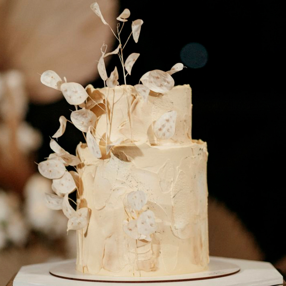 Весільний торт з мінімалістичним декором