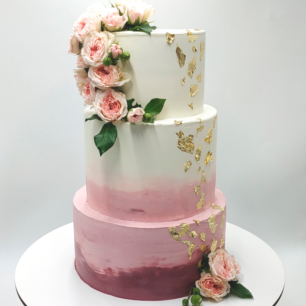 Весільний торт з живими квітами (трояндами)