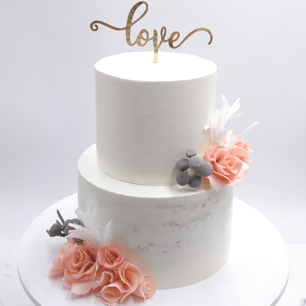 Весільний торт білий з живими квітами