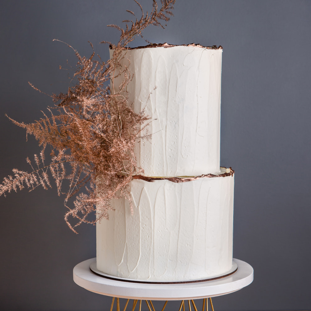 Білий весільний торт з золотим сухоцвітом