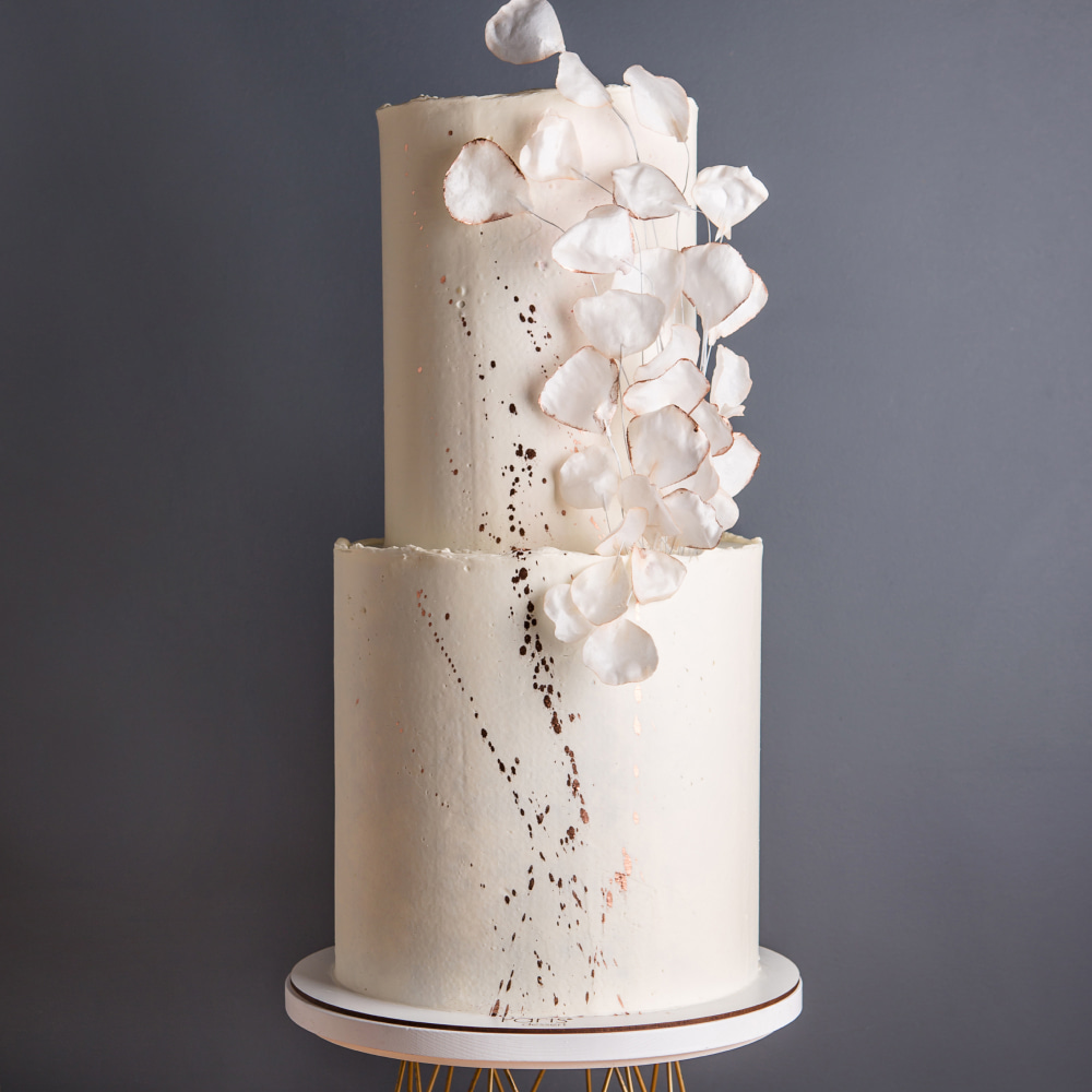 Білий весільний торт з квітами