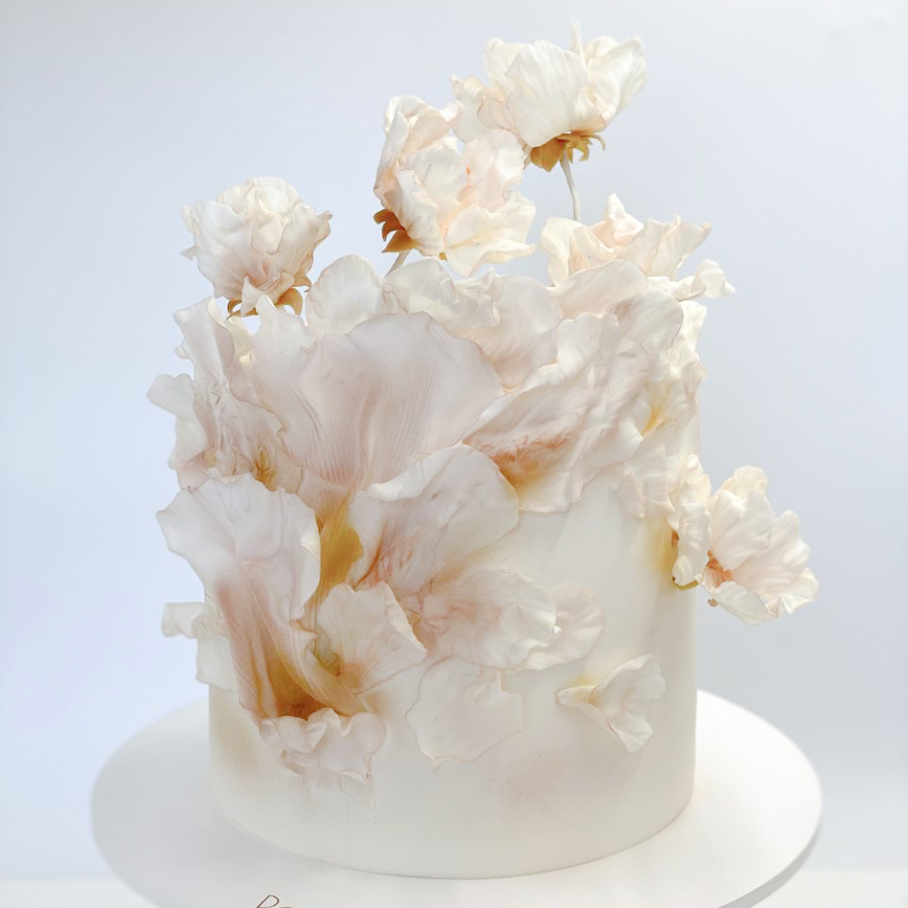 Біло-золотий весільний торт з квітами