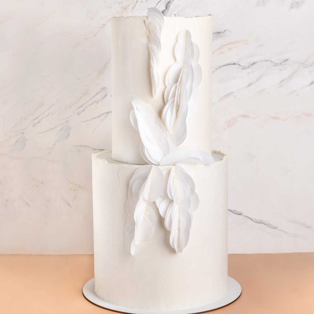 Білий весільний торт з декоративними квітами