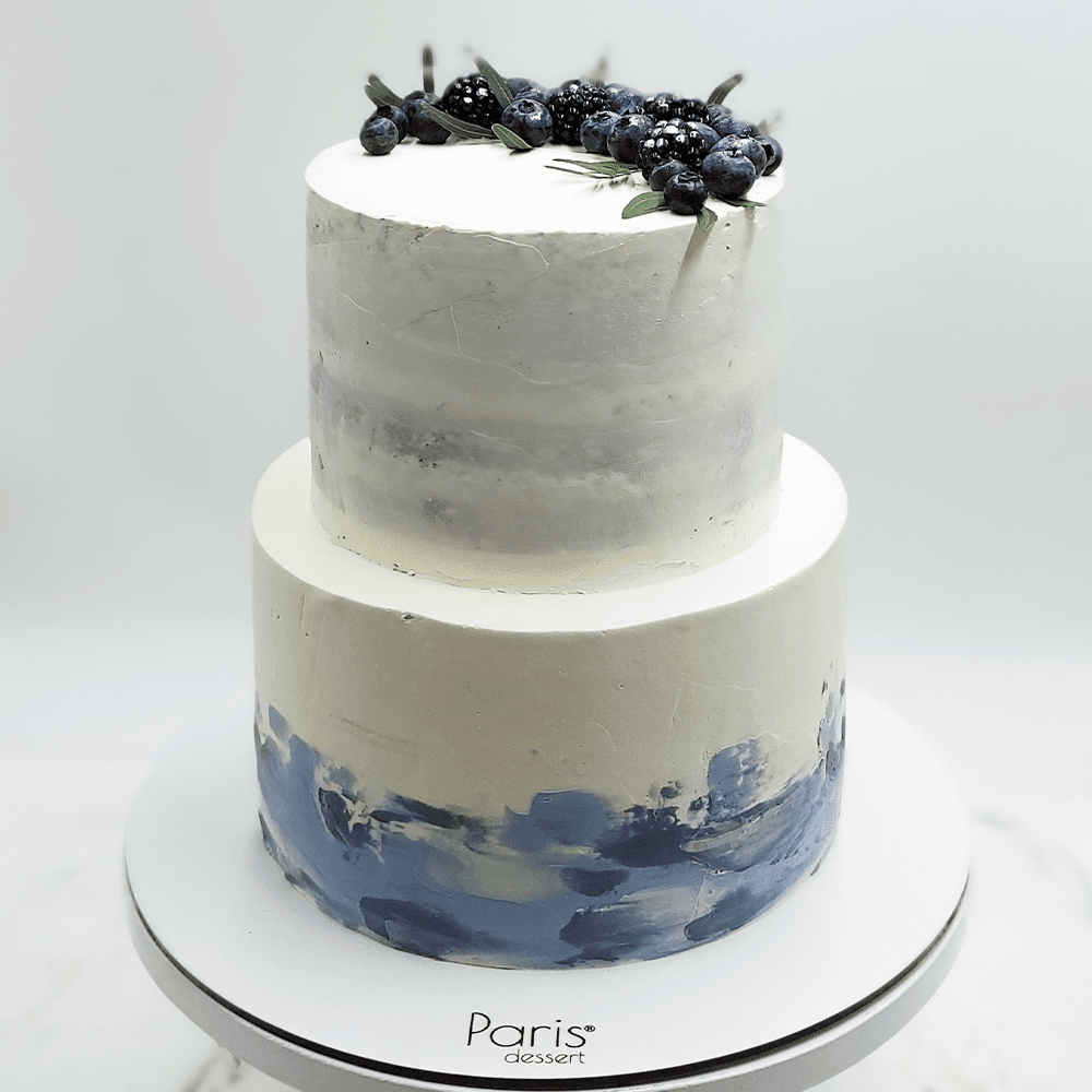 Весільний торт білий з ягодами