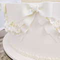 Класичний білий торт