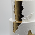 Білий торт із золотим декором