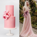Рожевий весільний торт з квітами