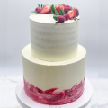 Свадебный торт белый с ягодами